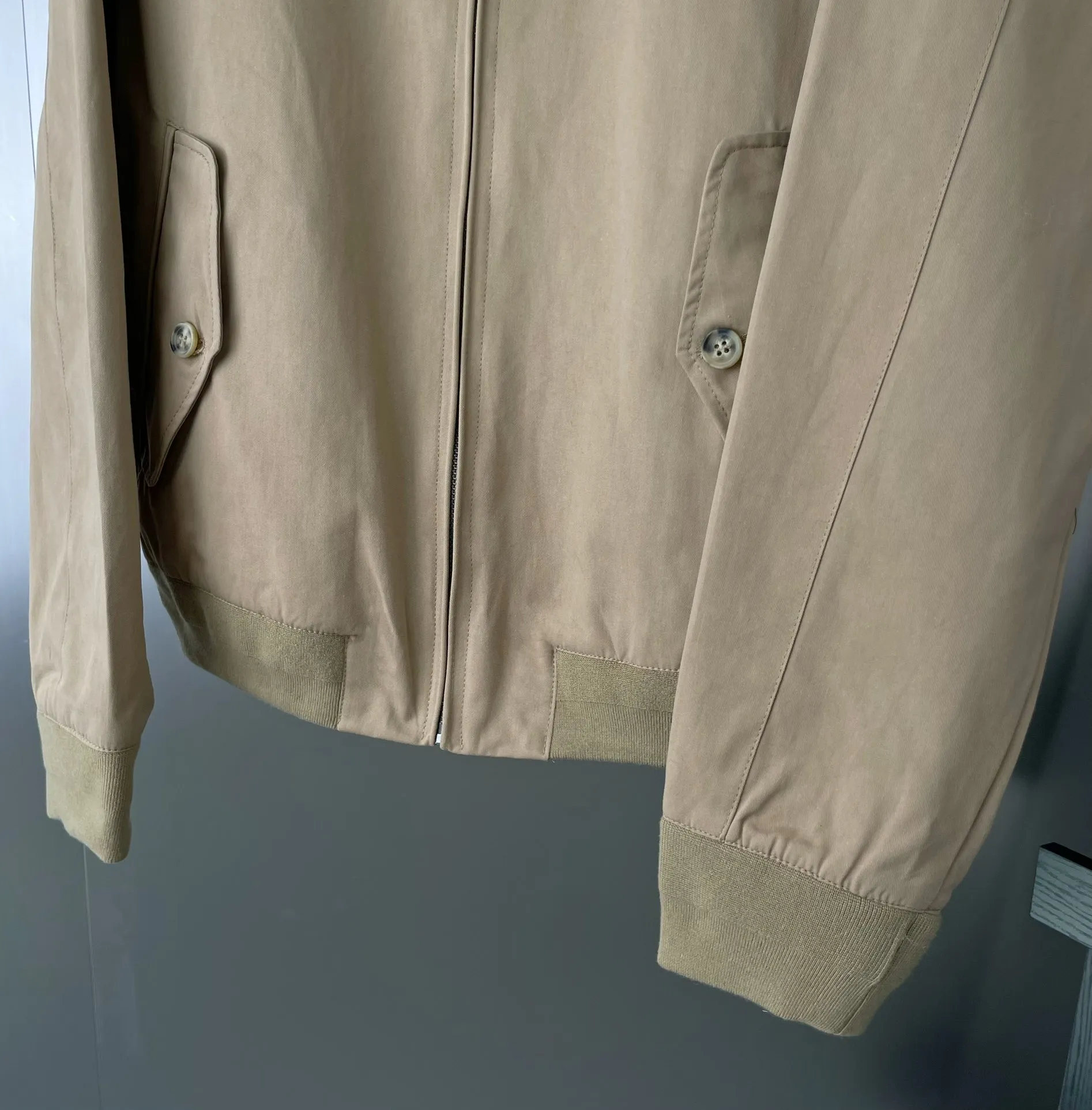 P350 model number: R05 Ralph Lauren unisex old-money style veteran stand-up collar workwear Harrington jacket. The embroidery on the chest is all original data. The embroidery technology of German Oman embroidery fiber is very particular. It uses Japanese Tajima machine to ensure the embroidery is exquisite and three-dimensional. That is what I said is different from what is on the market. Regarding the workmanship, the version is a loose version and can be used by boys and girls!! The fabric is a double-layer shin bone feeling, full of weight! It's not as heavy as a regular jacket, and the ordinary cotton material feels really different. This one is super comfortable, soft and stylish, and has a green plaid interior that has a retro movie fashion feel! The fit is loose but not baggy. The size is just right and not picky. The dropped shoulder design modifies the shoulders without making them look bulky. This silhouette is a style that will never go out of style after being worn for a long time. The upper body is also very durable and recognizable. The loose and reasonable version can be worn by both men and women. It is easy to create a clean and refreshing boyish look. Color#Khaki Size#M L XL XXL Length: 68/70/72/74 Bust: 122/126/130/134 Shoulder width: 53/54/55/56 Sleeve length: 65/66/67/68